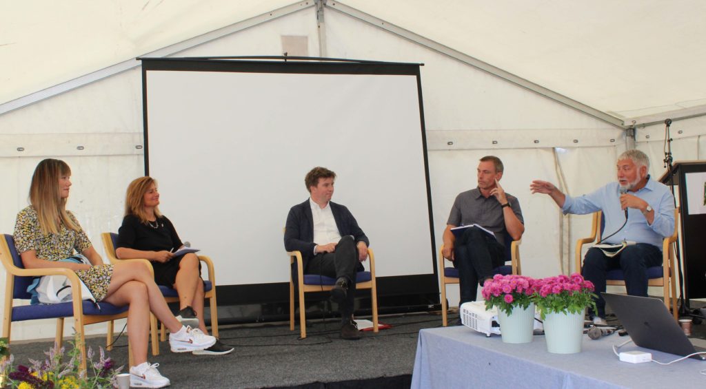 I panelet Silje Skjelsvik, Pinar Heggernes, Ole R. Øvretveit og Tore Furevik. Debatten ble ledet av vitenskapelig leder i AE-Bergen, Eystein Jansen.