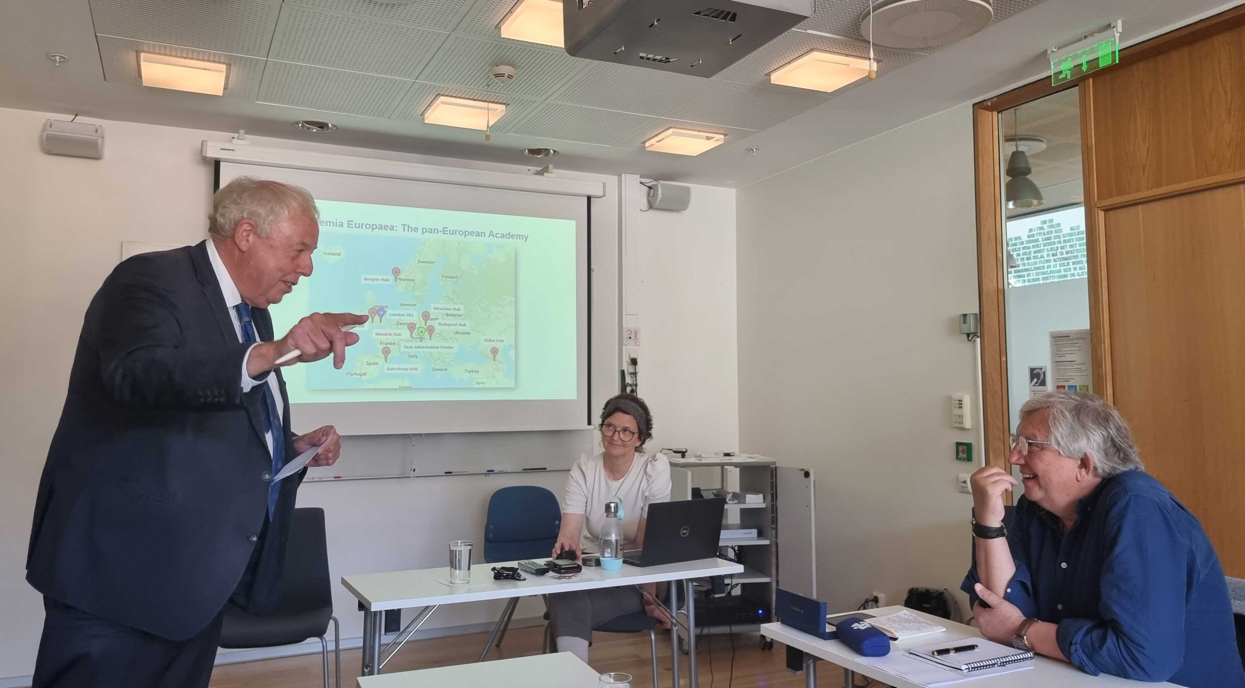 Former president of Academia Europaea, Sierd Cloetingh, on his visit to the University of Bergen. Right: Matthias Kaiser of the Centre for the Study of the Sciences and Humanities (SVT). Centre: AE-Bergen Hub manager Kristin Bakken.