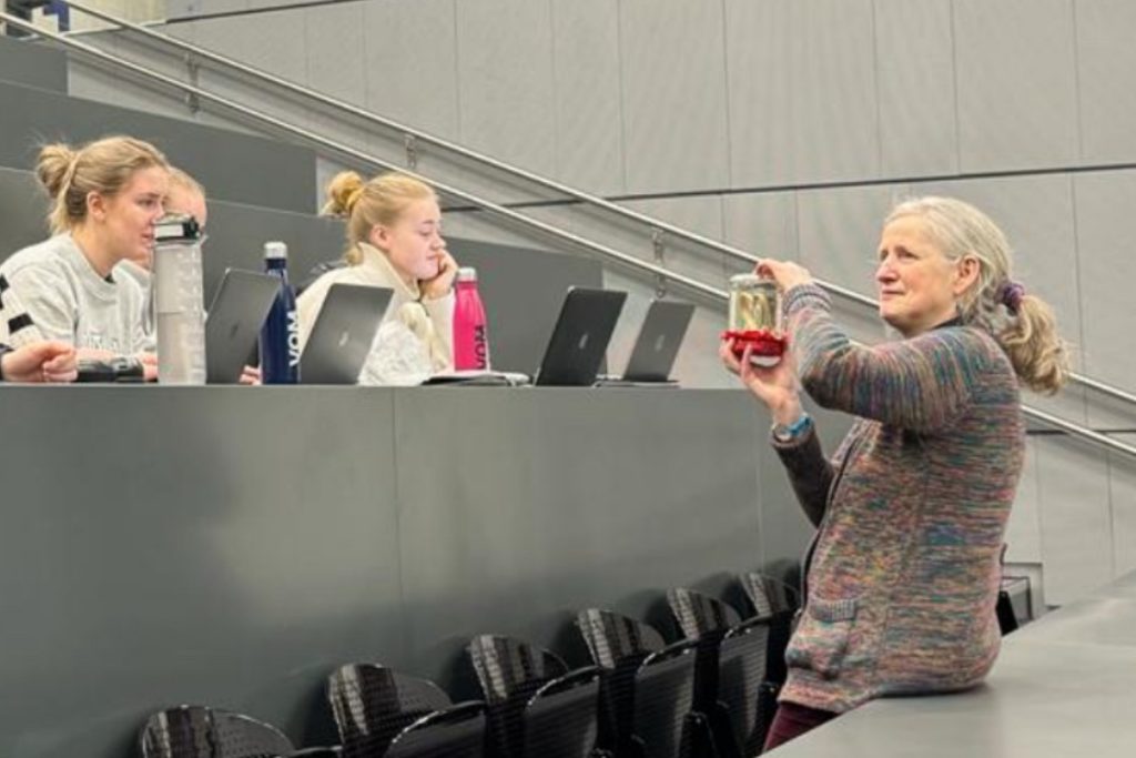 Lucy Robertson, teaching at the Norwegian University of Life Sciences, and has been a member of the working group for the report SAPEA report “One Health governance in the EU”.